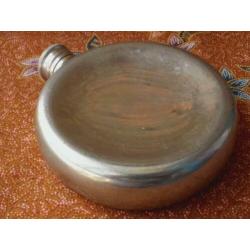 Mooie oude Engelse ronde zakfles van tin en silverplate.