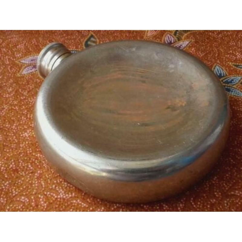 Mooie oude Engelse ronde zakfles van tin en silverplate.