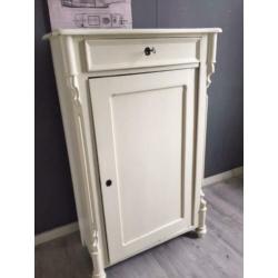 Oude kast met lade en planken