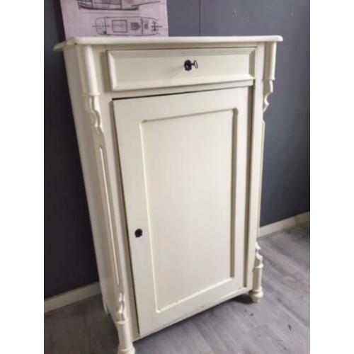 Oude kast met lade en planken