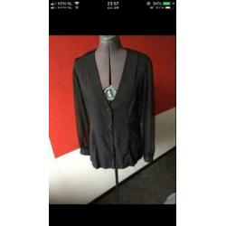 Feestelijk zwart blouse jasje met voile mouwen maat L. ZGAN