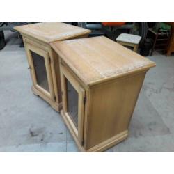 2 kastjes met glas deurtjes, blank eiken hout