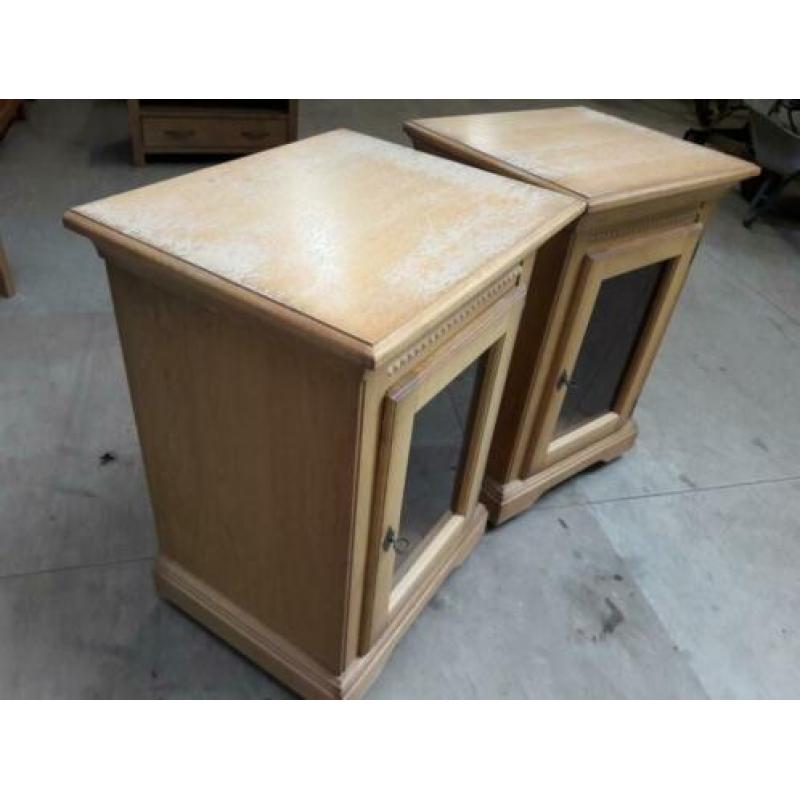 2 kastjes met glas deurtjes, blank eiken hout