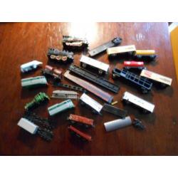 doos met niet complete wagons en 2 locomotieven