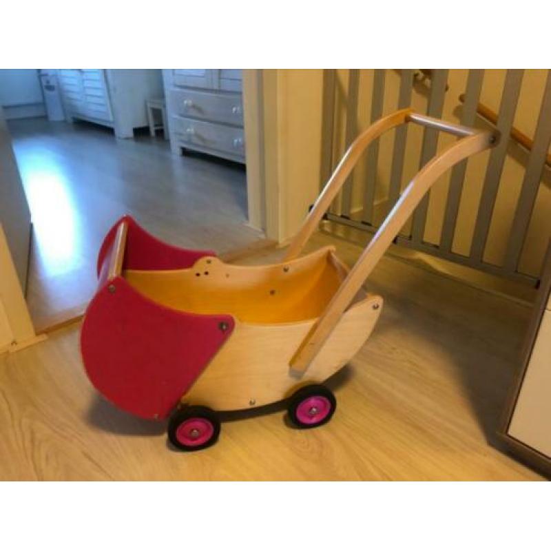 Leuke houten poppenwagen