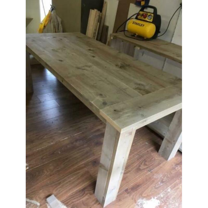 Eettafel van verouderd steigerhout