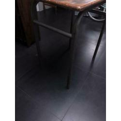 Prachtige bijzettafel , metalen frame en gelakt bovenblad