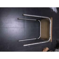 Prachtige bijzettafel , metalen frame en gelakt bovenblad