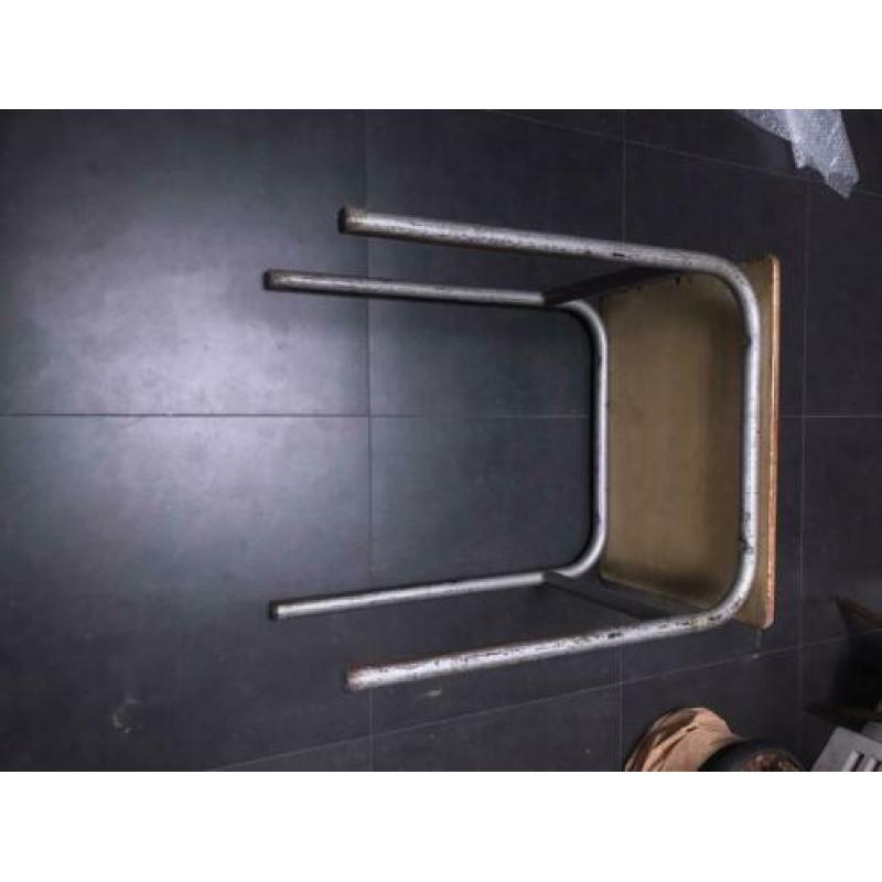 Prachtige bijzettafel , metalen frame en gelakt bovenblad