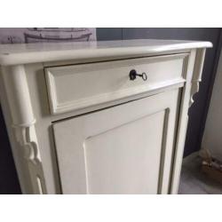 Oude kast met lade en planken
