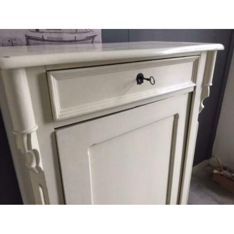 Oude kast met lade en planken