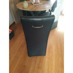 eettafel en stoelen