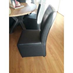 eettafel en stoelen