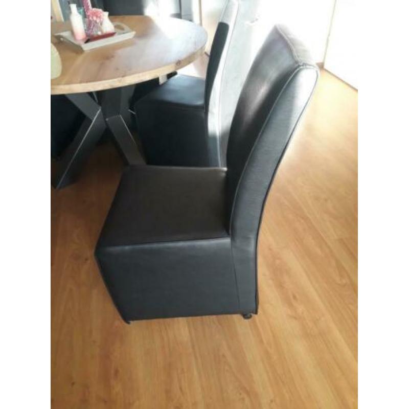 eettafel en stoelen