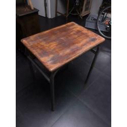 Prachtige bijzettafel , metalen frame en gelakt bovenblad