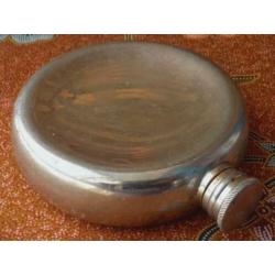 Mooie oude Engelse ronde zakfles van tin en silverplate.