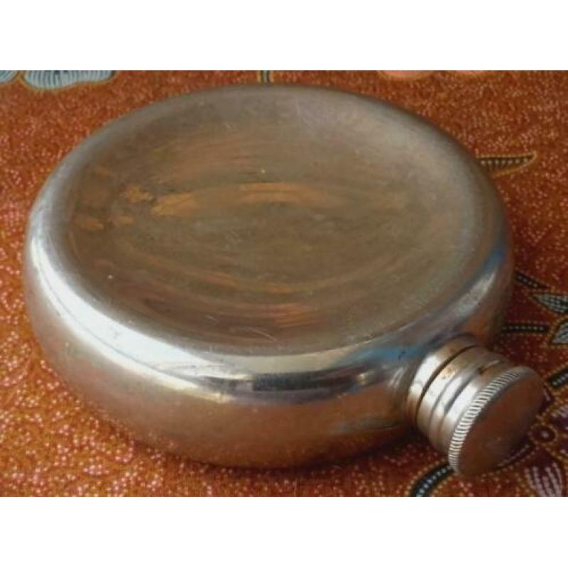Mooie oude Engelse ronde zakfles van tin en silverplate.