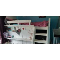 Kinder- meiden bed/ hoogslaper