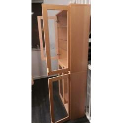 2 vitrine kasten de maten zijn 80.bij 92 en 28 diep
