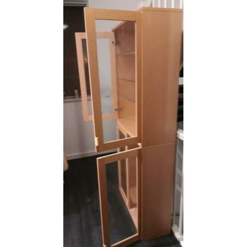 2 vitrine kasten de maten zijn 80.bij 92 en 28 diep