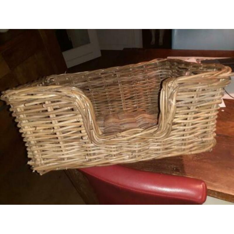 Stevige rotan mand voor klein hondje of katten