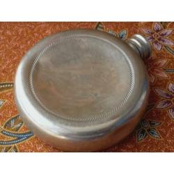 Mooie oude Engelse ronde zakfles van tin en silverplate.