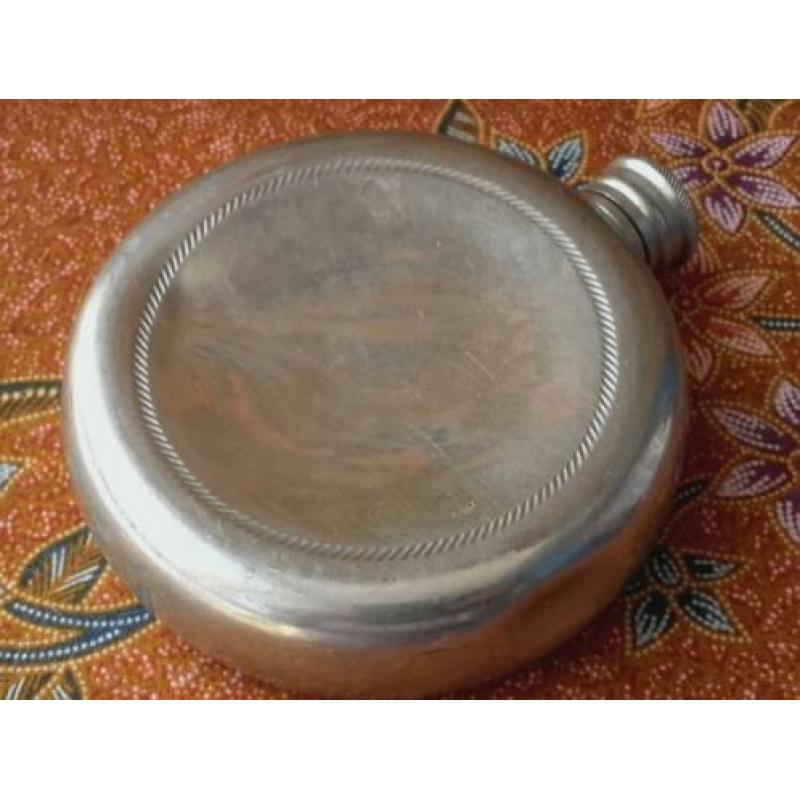 Mooie oude Engelse ronde zakfles van tin en silverplate.