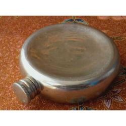 Mooie oude Engelse ronde zakfles van tin en silverplate.