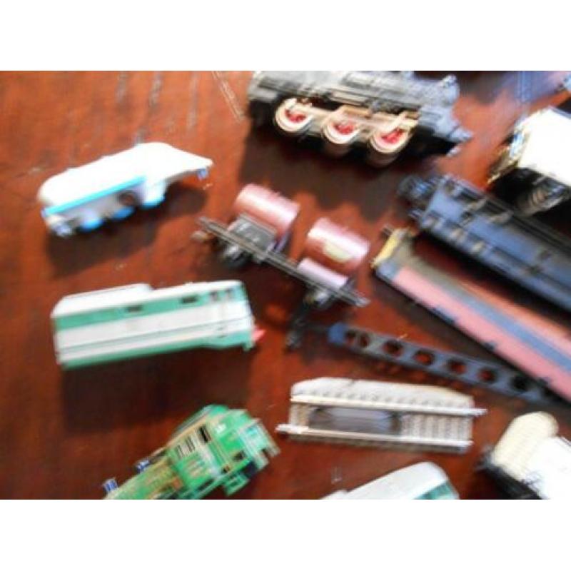 doos met niet complete wagons en 2 locomotieven