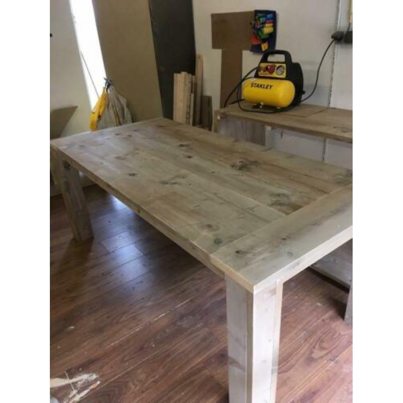Eettafel van verouderd steigerhout