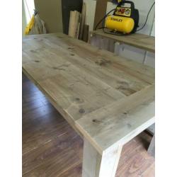 Eettafel van verouderd steigerhout
