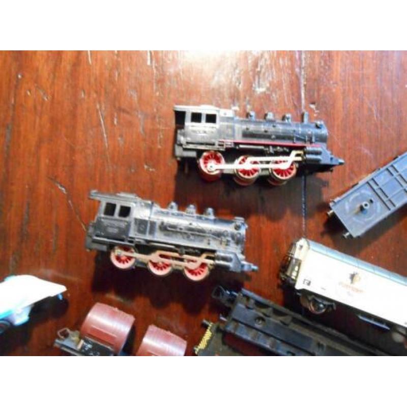 doos met niet complete wagons en 2 locomotieven