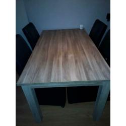 eettafel en stoelen