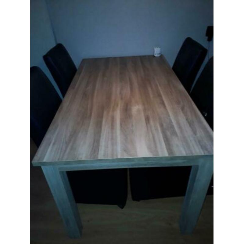 eettafel en stoelen