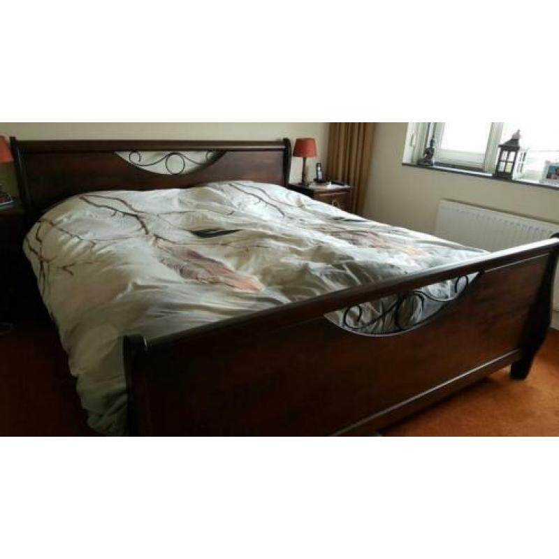 Koloniaal landelijk bed en 2 nachtkastjes