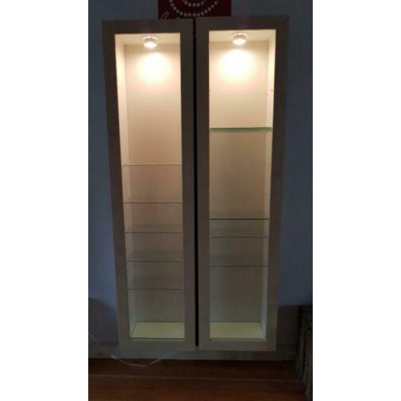 Ikea Bertby vitrinekasten met verlichting, 2 stuks berken