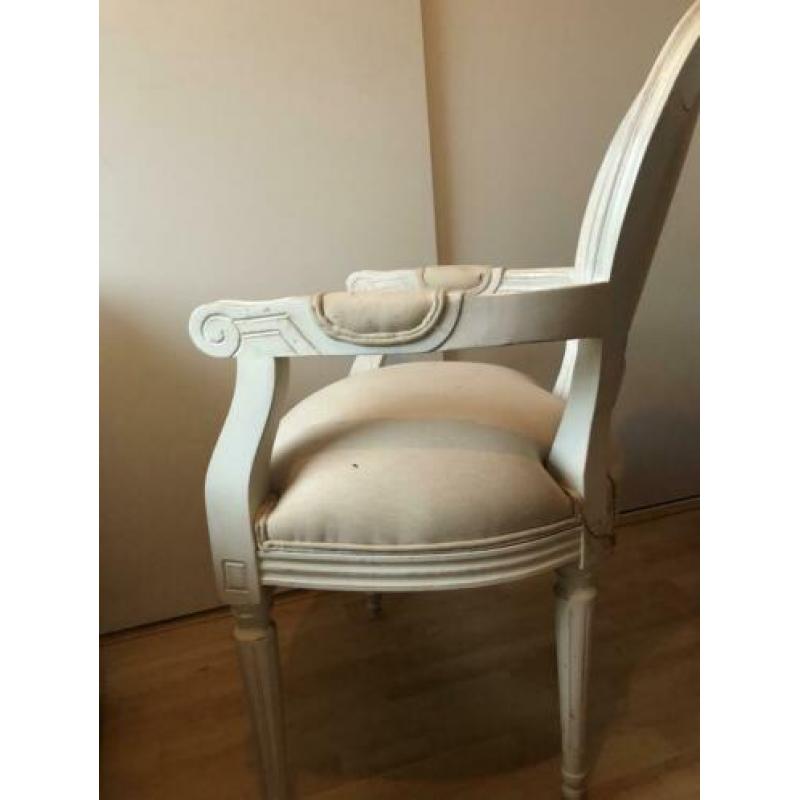 Brocante stoel in beige/crème.