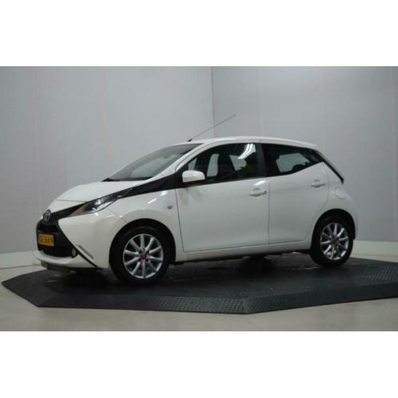 Toyota Aygo 1.0 VVT-i x-play Airco, Navi, Camera. 5 deuren,