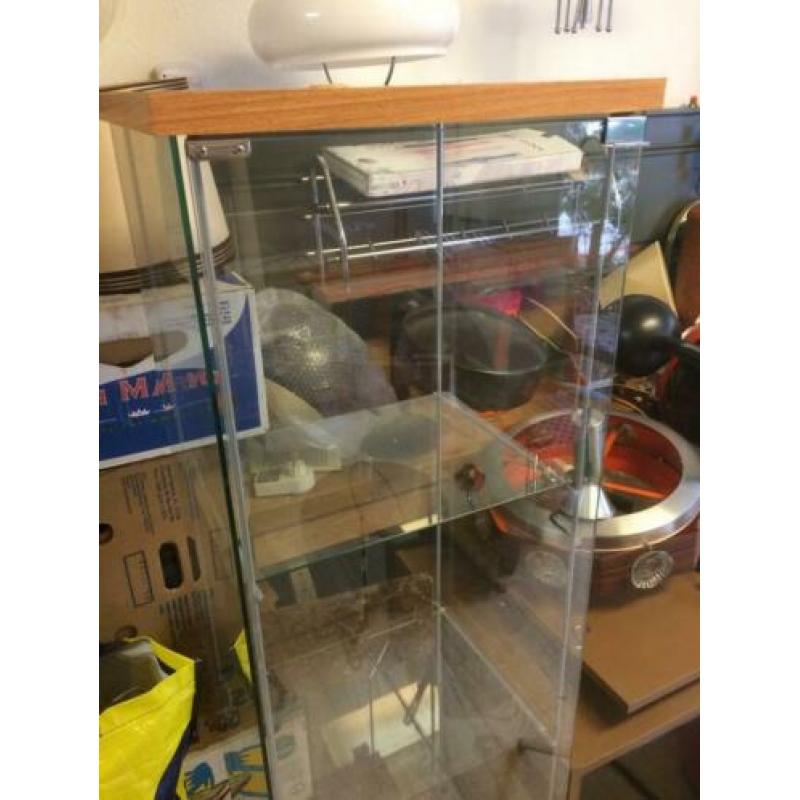 Smalle vitrine kast. Klaar voor een tweede leven.