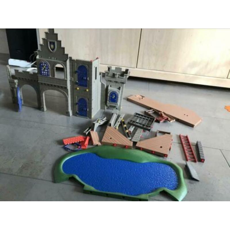 Playmobil kasteel en kasteeldelen met veel extra’s
