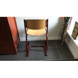 School stoel bordeau met blankhout, zithoogte 41cm.