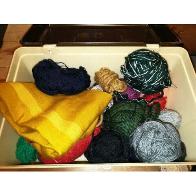 Curver box gevuld met garen knopen etc
