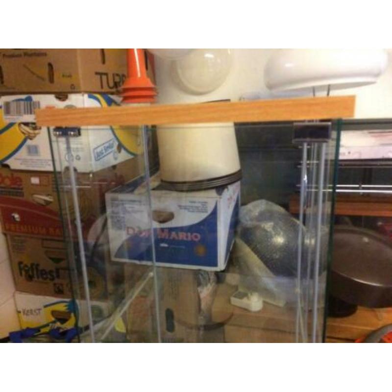 Smalle vitrine kast. Klaar voor een tweede leven.