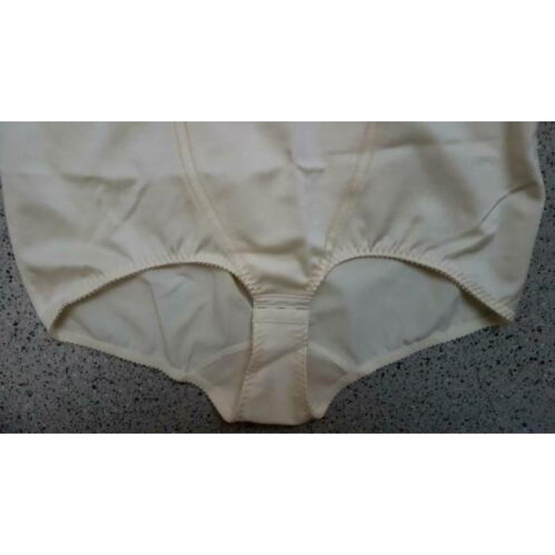 Triolet -Corselet 100B - NIEUW + label