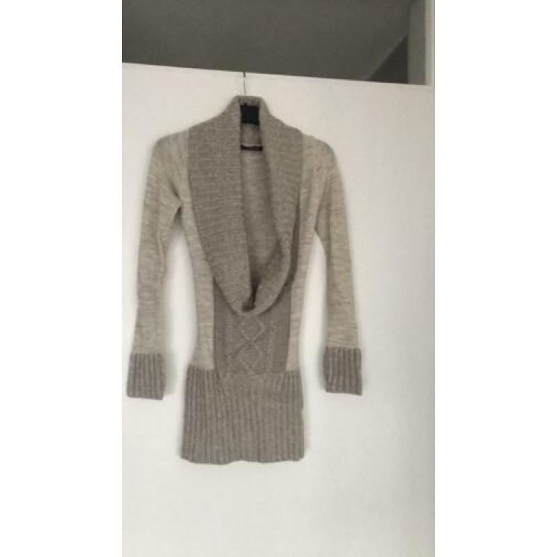 Jane norman lange beige trui met lage kol, nieuw maat small