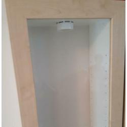 Ikea Bertby vitrinekasten met verlichting, 2 stuks berken