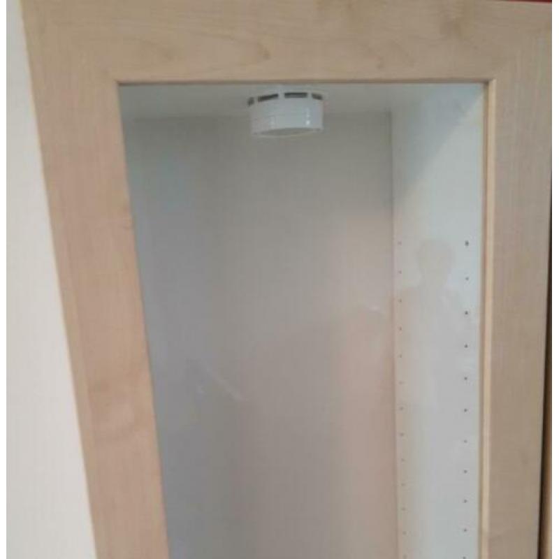 Ikea Bertby vitrinekasten met verlichting, 2 stuks berken