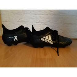 Adidas voetbalschoenen en Nike scheenbeschermers