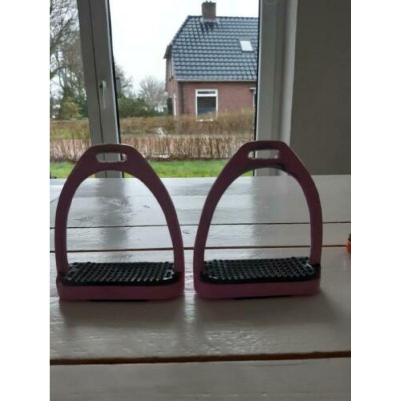 2 paar roze en oranje stijbeugels