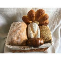 Rieten Mand met Decoratief Brood (109)